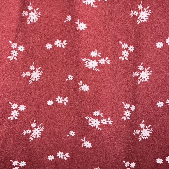 Mauve mock neck top w/ white floral print - Picture 2 of 3